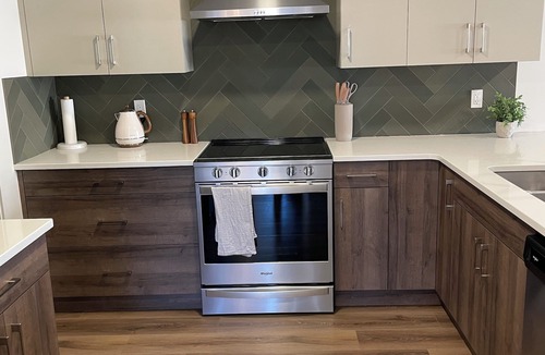 Lethbridge House | Quiet Executive 2-Bed, 2-Bath Upper Suite | Private Entry | Ideal Longer Stays