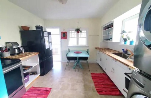 Castlegar House | Quiet, Family Friendly Suite Downtown Castlegar
