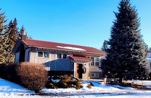 Cedarbrae House | Quiet Retreat with Easy Access to City Amenities - Comfortable, Central and Cozy
