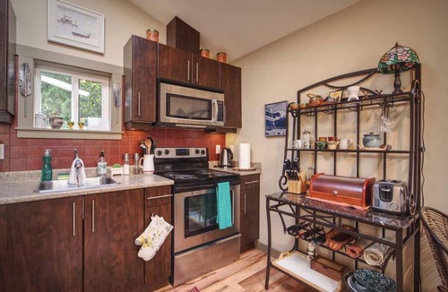 Port Renfrew Cabin | Quiet Romantic Getaway - Non Pet Friendly