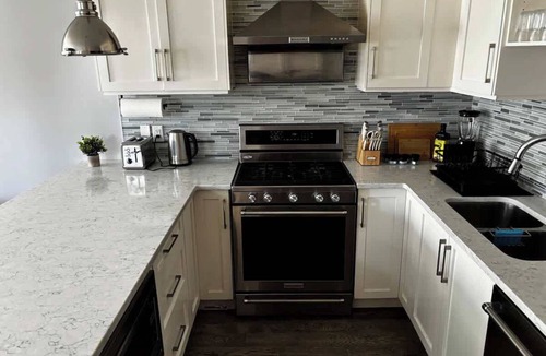 Sunalta House | Raccoon - Private Unit near Downtown and 17th Av