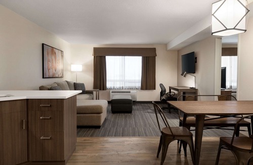 Airdrie Hotel | Ramada by Wyndham Airdrie Hotel & Suites