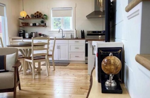 Rocky Harbour Ski Chalet | Red King Suite Superior Chalet