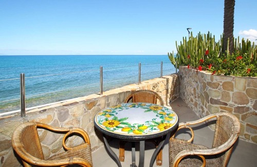 Marina di Caronia Cottage | Relais Villa Giovanna -on the sea with garden