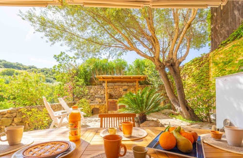 Portisco Apartment | Relaxing Garden | Family-Friendly, Garden, Beaches