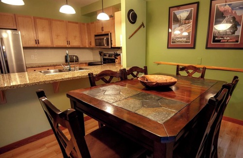 Canmore Condo | 🥇Renovated 2BR, AC, Heated Pool, Hot Tub, Pets ok!