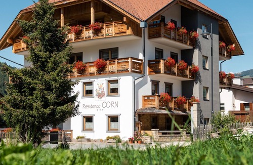 San Vigilio Apartment | Residence Corn - Standard Apartment 14 with Mountain View, Jacuzzi, Wi-Fi & Balcony