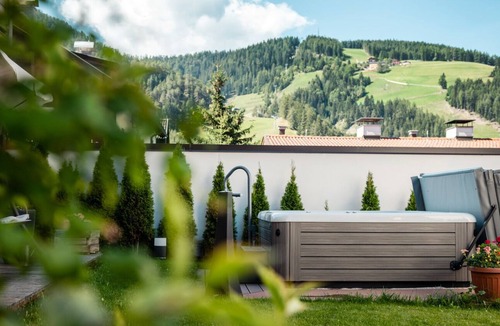San Vigilio Apartment | Residence Corn - Standard Apartment 7 with Mountain View, Jacuzzi, Wi-Fi & Balcony