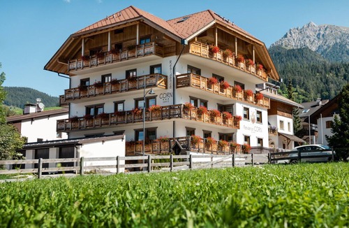San Vigilio Apartment | Residence Corn - Standard Apartment 8 with Mountain View, Jacuzzi, Wi-Fi & Balcony