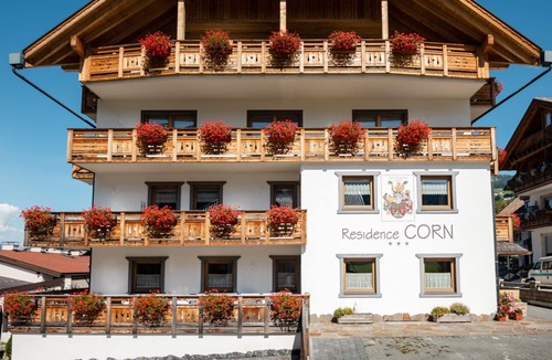 San Vigilio Apartment | Residence Corn - Standard Apartment 5 with Mountain View, Jacuzzi, Wi-Fi & Balcony