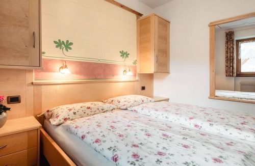 San Vigilio Apartment | Residence Corn - Standard Apartment 6 with Mountain View, Jacuzzi, Wi-Fi & Balcony