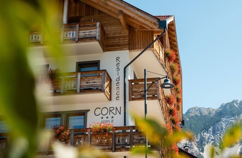 San Vigilio Apartment | Residence Corn - Standard Apartment 6 with Mountain View, Jacuzzi, Wi-Fi & Balcony