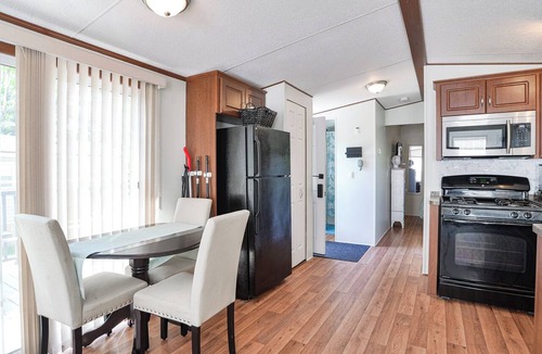 Washago Cabin | Resort Getaway - Muskoka (Severn Bridge)- Sleeps 6