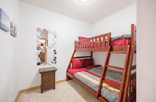 South Pandosy Apartment | Resort Style Living with Private Lawn and Patio