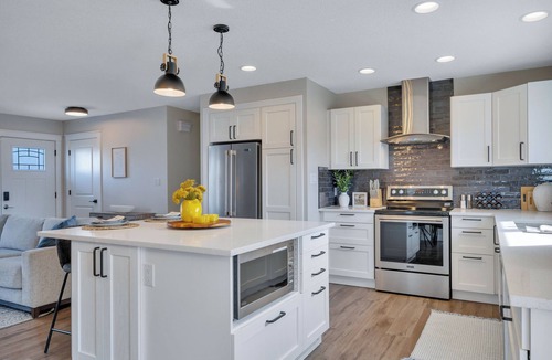 Southeast Edmonton House | Retro Arcade & Entertainment Garage/Private Hot Tub/Comfy Beds/Pet-Friendly!