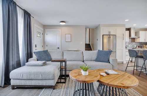 Southeast Edmonton House | Retro Arcade & Entertainment Garage/Private Hot Tub/Comfy Beds/Pet-Friendly!