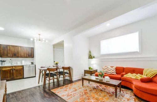 Jasper Place House | Retro Vibes - King Bed - Long Stays - Garage - Wi-Fi!