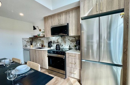 Town Centre Condo | RETRORIDGE - DOWNTOWN - ROOFTOP HOT TUB