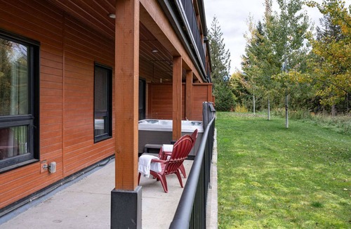 Revelstoke Condo | Revelstoke - Private Hot Tub and Garage! | Granite Ridge Condo