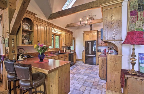 Scottsville Apartment | River Views + Deck: Peaceful Virginia Retreat