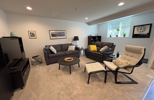 Langley House | River Walk Peaceful Suite in Fort Langley 1 Bed, 1 Bath, Sleeps 4