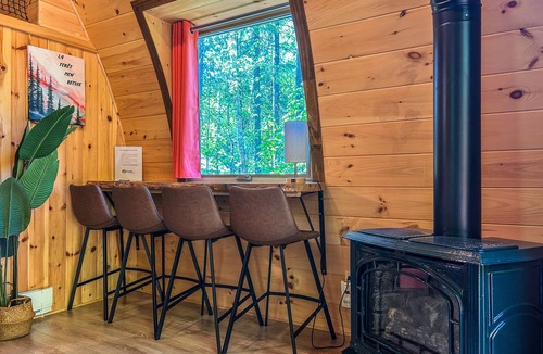 Sainte Rose du Nord Cabin | River/wooden hottub Hobbit's cabin in the wood!