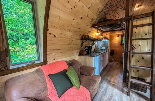 Sainte Rose du Nord Cabin | River/wooden hottub Hobbit's cabin in the wood!