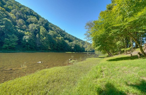 Edray House | Riverfront West Virginia Cabin w/Screened-In Deck