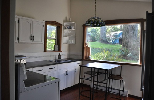 Langley Cabin | Riverside Forest Cabin Retreat – Peaceful Escape Near Major international sporting event Action