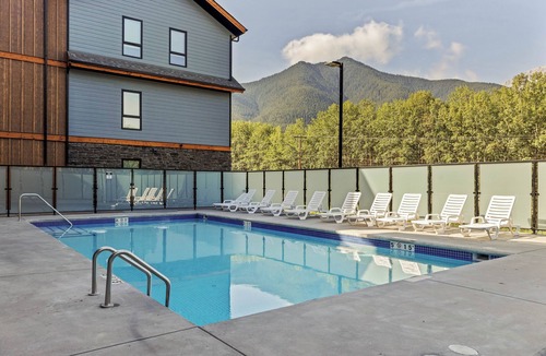 Dead Man's Flats Condo | ☀️Rocky Mountain Creekside Retreat|Top Floor Brand New Unit☀️