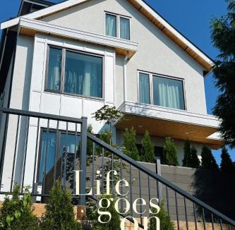 Hastings Villa | Roger & May's Cabin