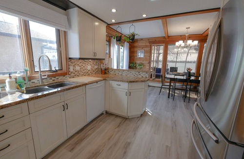 Chestermere Cottage | Romantic Lake Side Cottage 20 Minutes from Calgary