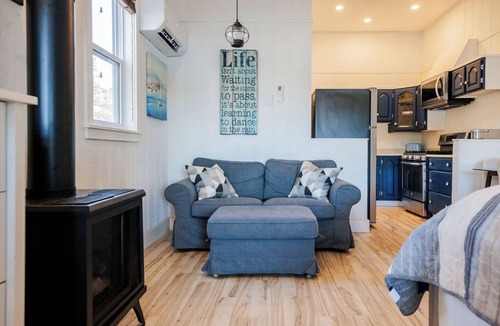 Boutiliers Point Cottage | Romantic Oceanfront Studio | Private Hot Tub | Fireplace | Near Halifax