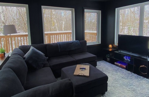 Lac du Bonnet Cabin | Romantic, Private Getaway, Tiny High-Rise cabin, Couples Retreat.