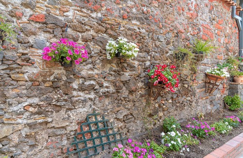 Santa Maria di Licodia Apartment | Room 'Civico 46 - Red' with Shared Terrace, Wi-Fi and Air Conditioning