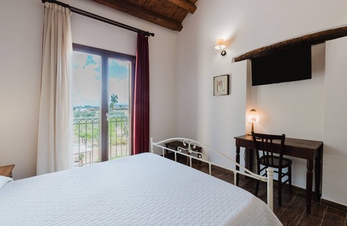 Rilievo Apartment | Room 'Giara' with Mountain View, Wi-Fi, and Air Conditioning
