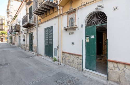 Palermo Apartment | Room 'Lolli Boutique Spa Al Massimo' with Wi-Fi and Air Conditioning