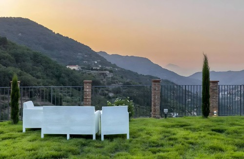 Sant'Angelo di Brolo Apartment | Room 'Luna' with Mountain View, Wi-Fi and Air Conditioning