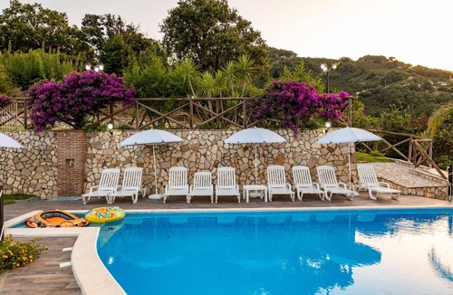 Sant'Angelo di Brolo Apartment | Room 'Luna' with Mountain View, Wi-Fi and Air Conditioning
