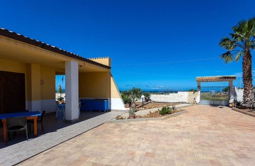San Leonardo House | Room 'Ponente' with Sea View, Wi-Fi and Air Conditioning