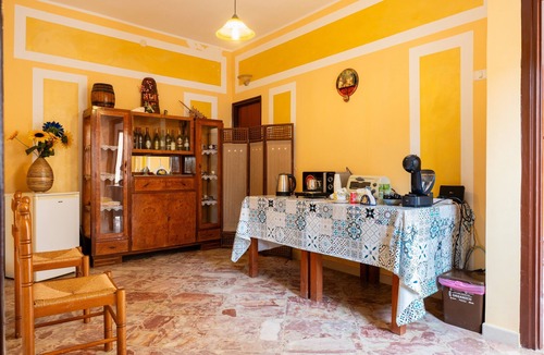Realmonte Apartment | Room 'U Curtigliu - Camera Familiare' with Shared Terrace, Wi-Fi and Air Conditioning