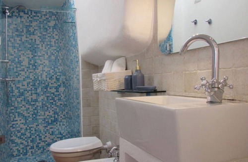 Ponza Apartment | Room 'Villa Le Palette - Gerani' with Sea View, Wi-Fi and Air Conditioning