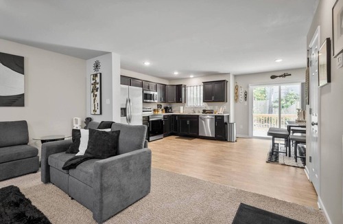 Sandston House | Roomy Getaway: Elevate Your Stay, 6 Mins to RIC!