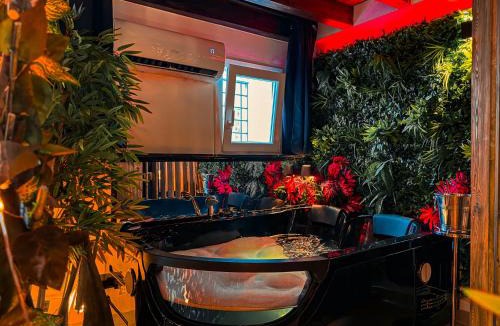 Monte di Pieta Apartment | Rouge Romantic Jacuzzi Suite Palermo Centro