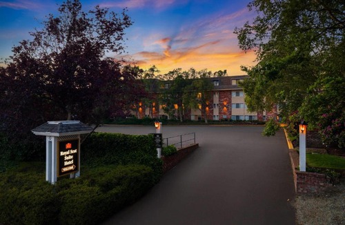 Inner Harbour Hotel | Royal Scot Hotel & Suites, Trademark Collection by Wyndham