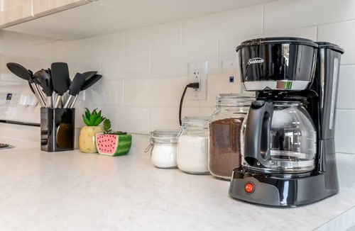 West Edmonton Apartment | RoyalBlueWildOasisCornerPNHSEKingBedU/G Wi-fi