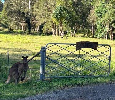 Landsborough House | Rural Self Contained 3 bedroom Cottage on acreage,