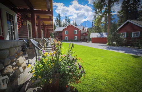 Lake Louise Cabin | Rustic Lake Louise Cabin | Fireplace & Balcony