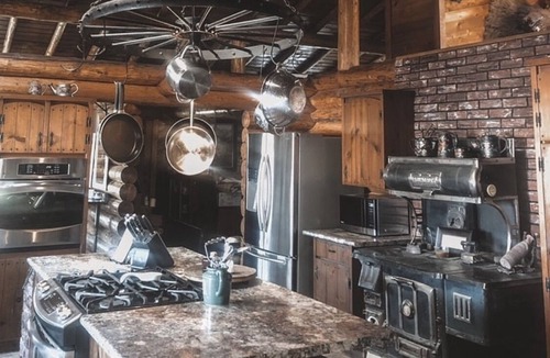Spruce View Cabin | Rustic Log Cabin - Nestled in the trees perfect for privacy. A retreat awaits :)