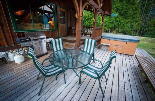 Howser House | Rustic luxury in the wilderness, by the beach with lake views